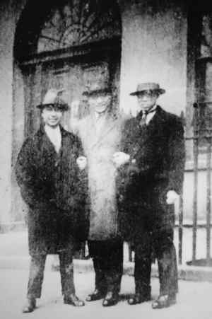 三位好朋友在伦敦，老舍(左)阎宝航(中)宁恩承(右)。